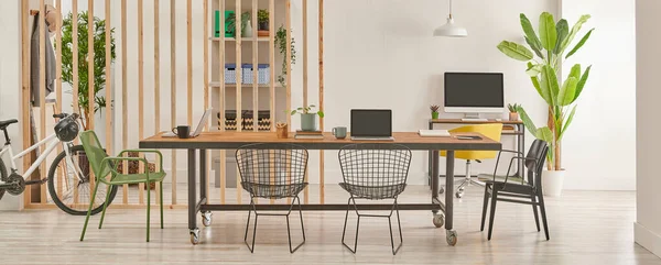具有木制长桌 黑色金属椅子 电脑和笔记本电脑风格的现代装饰式办公室室内风格 — 图库照片