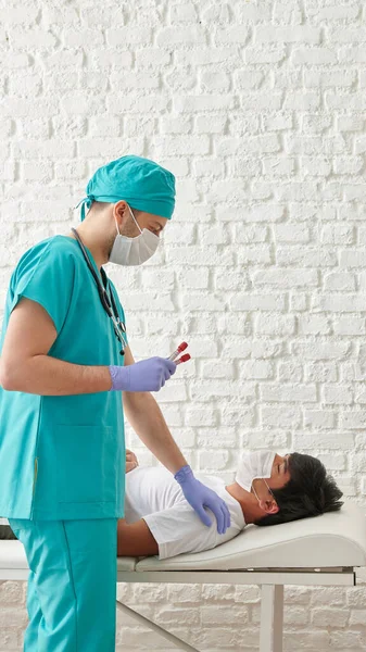 Tela Vertical Homem Médico Cuidando Paciente Hospital — Fotografia de Stock