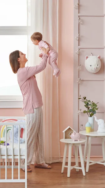 Moeder Vader Baby Interieur Kamer Stijl Interessant Speeltijd Kinderkamer — Stockfoto