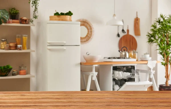 关闭木制餐桌和装饰厨房背景风格 具有灯具概念的冰箱 洗碗机和炉灶 — 图库照片