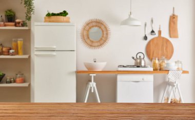 Ahşap masayı ve dekoratif mutfak arka planını kapat. Buzdolabı, bulaşık makinesi ve lamba konseptli fırın..