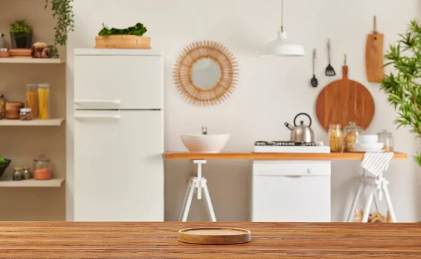 关闭木制餐桌和装饰厨房背景风格 具有灯具概念的冰箱 洗碗机和炉灶 — 图库照片