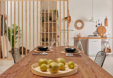 Dekoratif mutfak konsepti masa, bulaşık makinesi ve buzdolabı arka plan stili.