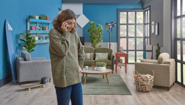 Kız cep telefonuyla konuşuyor, kadını kapat, dekoratif mavi oda arka planı..