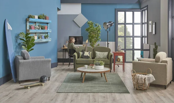 Teen Mädchen Verbringen Eine Zeit Zimmer Dekorative Wohnzimmer Blaue Wand — Stockfoto
