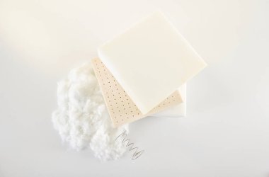 Beyaz masa tarzında pamuklu yatak süngeri ve bahar..