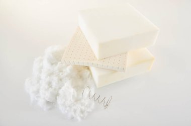 Beyaz masa tarzında pamuklu yatak süngeri ve bahar..