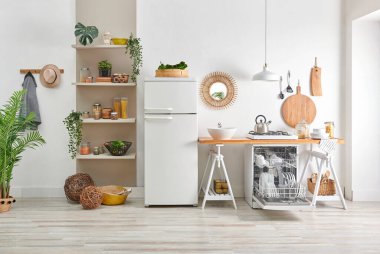 Dekoratif mutfak tarzı, bulaşık makinesi, buzdolabı, ahşap bank, çatal bıçak ayna aksesuarı, kitaplık ve sandalyeli süs süsü..