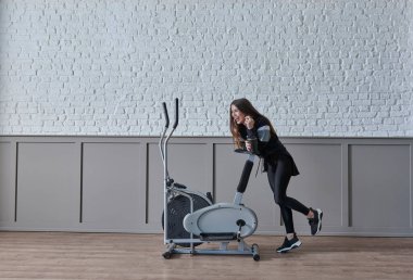 Evde spor eğitmeni, iç mekan konsepti, dekoratif arka plan ve bisiklet stili..