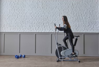 Evde spor eğitmeni, iç mekan konsepti, dekoratif arka plan ve bisiklet stili..