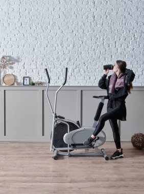 Evde spor eğitmeni, iç mekan konsepti, dekoratif arka plan ve bisiklet stili..