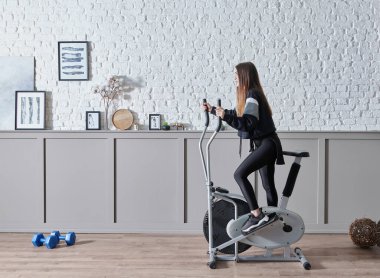 Evde spor eğitmeni, iç mekan konsepti, dekoratif arka plan ve bisiklet stili..