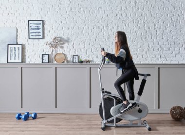 Evde spor eğitmeni, iç mekan konsepti, dekoratif arka plan ve bisiklet stili..