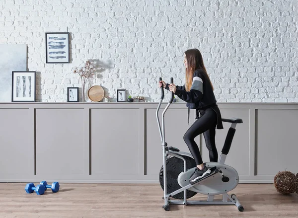 Evde spor eğitmeni, iç mekan konsepti, dekoratif arka plan ve bisiklet stili..