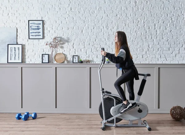 Evde spor eğitmeni, iç mekan konsepti, dekoratif arka plan ve bisiklet stili..