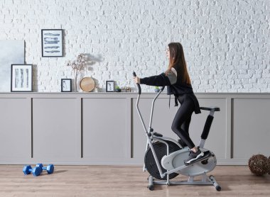 Evde spor eğitmeni, iç mekan konsepti, dekoratif arka plan ve bisiklet stili..