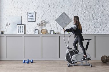 Evde spor eğitmeni, iç mekan konsepti, dekoratif arka plan ve bisiklet stili..