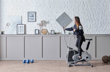 Evde spor eğitmeni, iç mekan konsepti, dekoratif arka plan ve bisiklet stili..