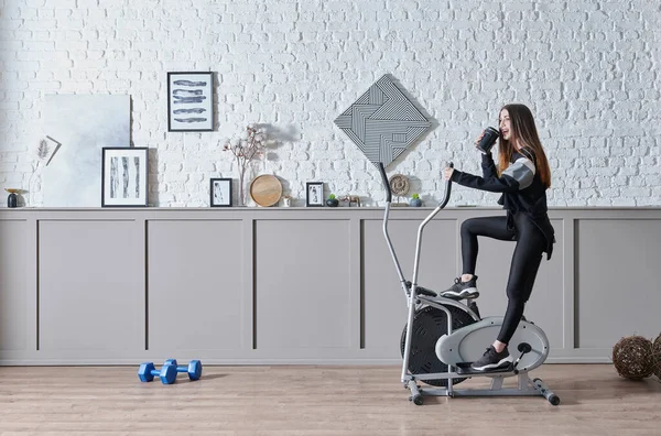 Training Sportliche Frau Hause Dabei Sport Innenraumkonzept Dekorative Hintergrund Und — Stockfoto