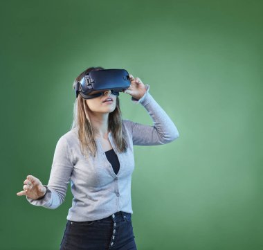 Genç kız sanal gözlük ve yeni teknoloji kullanıyor. Renkli bir geçmiş tarzı var..