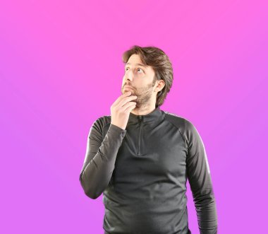 Uzun saçlı adam düşünmektir ve karar vermez ve bakar, renkli bir geçmişi vardır. Spor giysiler giyme tarzı.