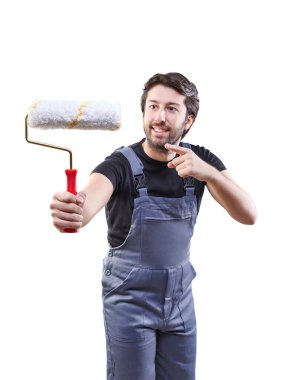 Ressam elini tutuyor ve boya silindirini gösteriyor. Beyaz duvar arkaplan biçimi.