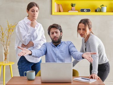 Kızgın patron ya da işveren toplantıda, çalışan işçi kötü durumu ve hatayı açıklıyor.