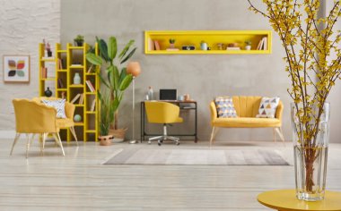 Gri ve sarı iç mekan tarzı, taş duvar, mobilya koltuğu dekorasyonu, oyuk, kitaplık ve bitki odasının yeşil vazosu.