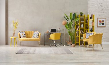 Dekoratif gri duvarlı oturma odası, ev içi konsept sarı koltuk ve kitaplık, büyük yeşil vazo bitki halısı..