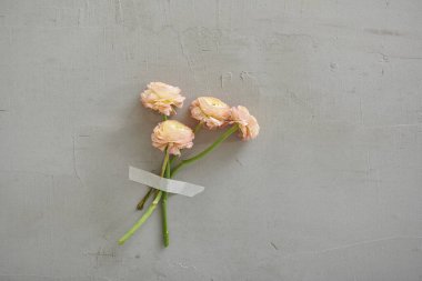 Çiçek gri taş duvar konseptini asar.