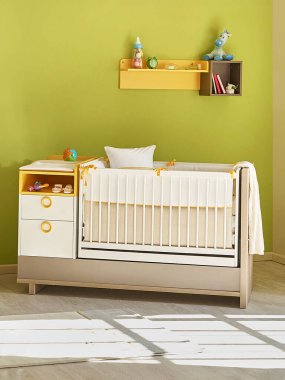 Yatak stili yeşil bebek odası, askı oyuncak halı stili..