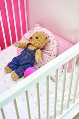 Pembe bebek odası yatak detay stili ayı.
