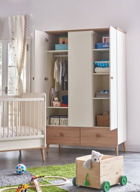 Dekoratif yeni moda odasında genç çocuk dolabı, yataklı modern mobilyalar..