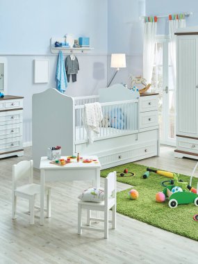 Bebek masasını, sandalyeyi, dekoratif ahşap yatak arka plan stilini, oyuncağı, halıyı ve nesneyi kapatın..