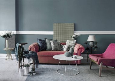 Siyah-beyaz oturma odası konsepti, ev dekorasyonu, klasik kırmızı kanepe ve sandalye..