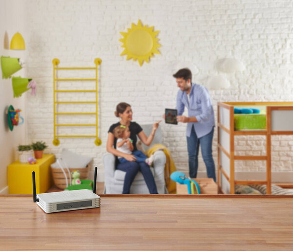 Концепция размытия фона модема и роутера на столе и гостиной.