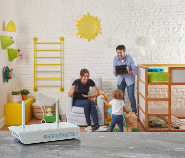 Модем и роутер на столе, декоративная гостиная на голубом концептуальном фоне.