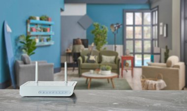 Modem ve yönlendirici kutusu masa tarzına yakın dekoratif oturma odası mavi konsept arka planı.