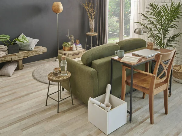 Oturma Odasında Gri Taş Duvar Yeşil Koltuk Hasır Sandalye Turuncu — Stok fotoğraf
