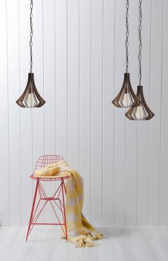 Çerçeveli lamba duvarı ve sandalye konsepti, iç oda.