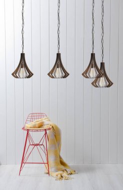 Çerçeveli lamba duvarı ve sandalye konsepti, iç oda.