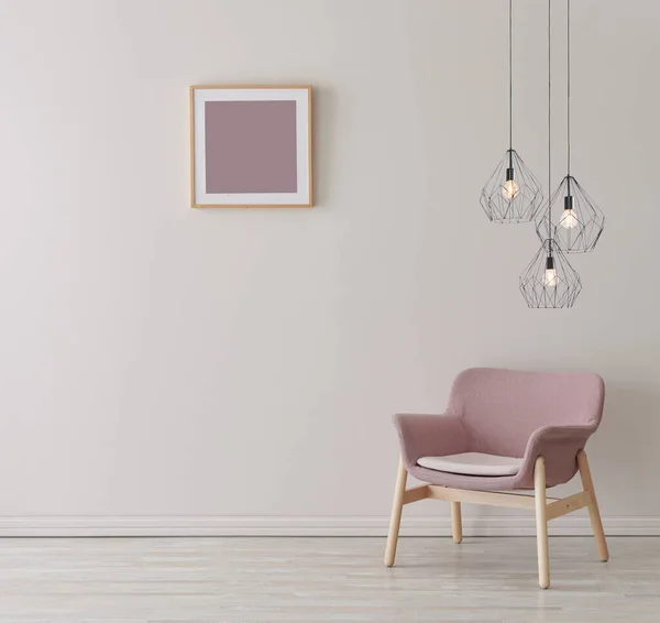 椅子ランプとフレームスタイルの装飾的な部屋 — ストック写真