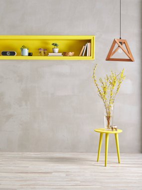 Gri taş duvar sarı niş kahve masası ve bitki süslemesi vazosu..