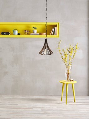 Gri taş duvar sarı niş kahve masası ve bitki süslemesi vazosu..