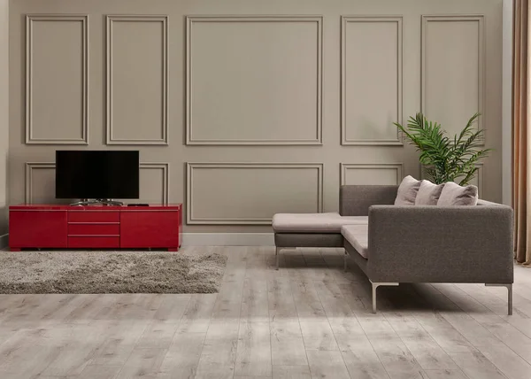 茶色のリビングルームの古典的な壁の背景 赤いテレビユニットと家具の装飾 — ストック写真