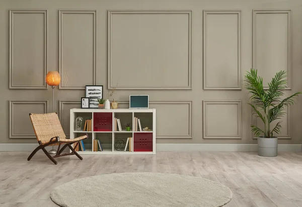 茶色の部屋の壁と古典的な背景 白い本棚のランプと椅子の装飾 — ストック写真