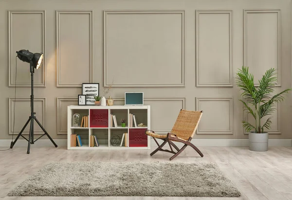 Kahverengi Oda Duvarı Klasik Arka Plan Beyaz Kitaplık Lambası Sandalye — Stok fotoğraf