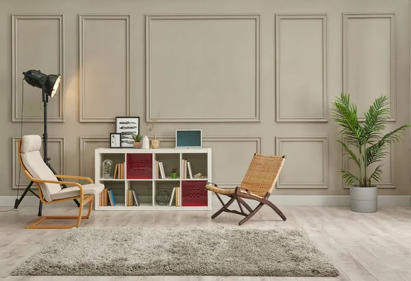 Kahverengi Oda Duvarı Klasik Arka Plan Beyaz Kitaplık Lambası Sandalye — Stok fotoğraf