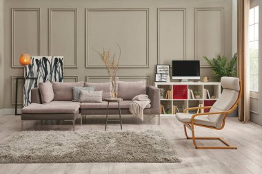 Kahverengi duvardaki gri kanepe, ev dekorasyonu masa halısı ve sandalye stili..