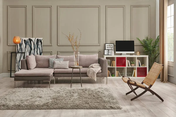 茶色の壁にグレーのソファ 家の装飾作業テーブルカーペットと椅子のスタイル — ストック写真